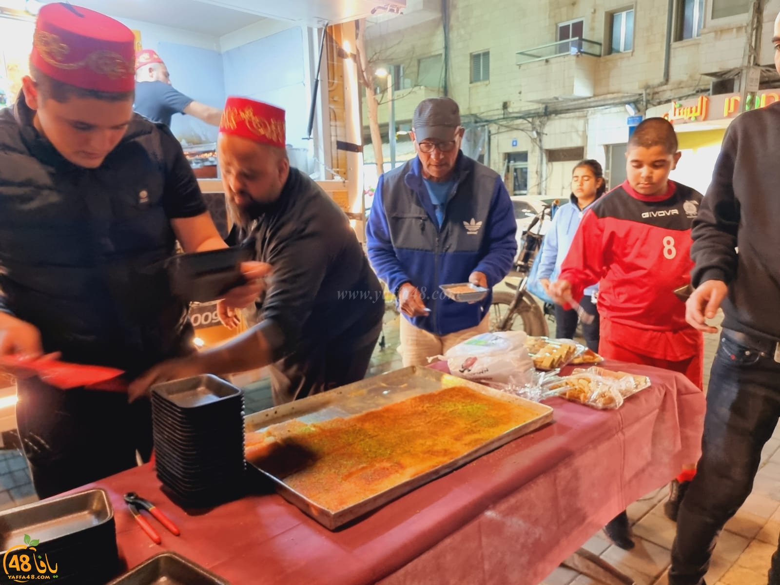  يافا: توزيع الحلويات احتفاءً بتعيين القاضي خالد كبوب قاضياً للمحكمة العليا